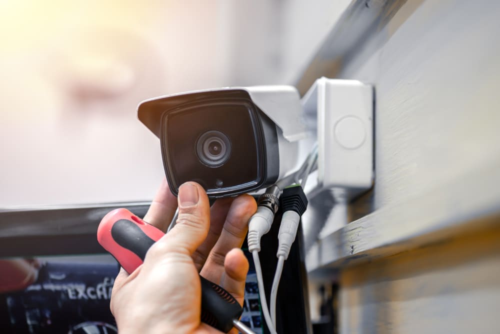 A-Professional-Installing-CCTV-System